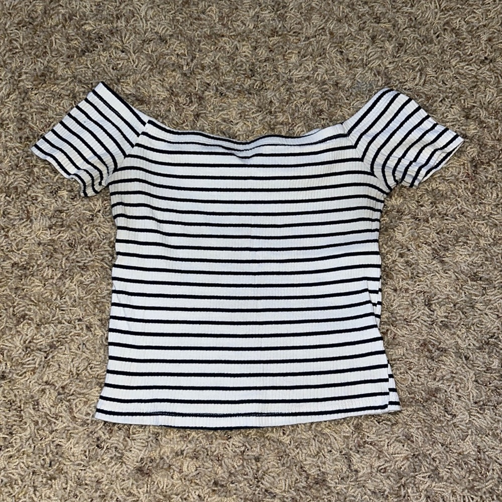 Basic off shoulder crop top.